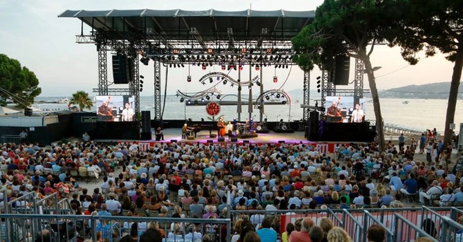 Jazz à Juan, sessantacinque anni e nessuna nostalgia: il festival della Costa Azzurra continua a reinventarsi Jazz à Juan, sessantacinque anni e nessuna nostalgia: il festival della Costa Azzurra continua a reinventarsi