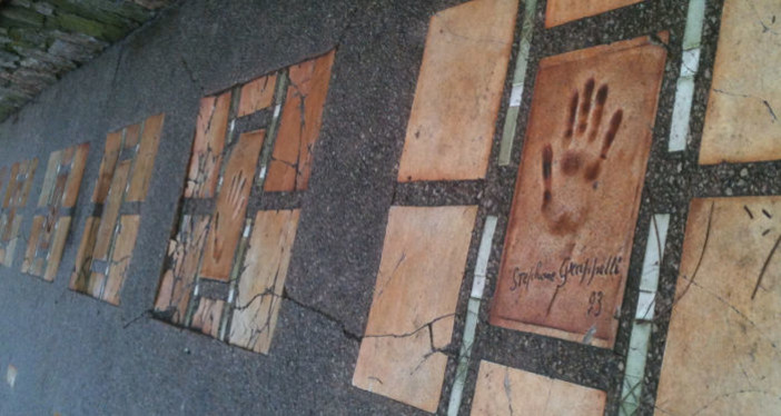 Juan les Pins, dieci nuove impronte di artisti lungo Boulevard Edouard Baudouin Juan les Pins, dieci nuove impronte di artisti lungo Boulevard Edouard Baudouin