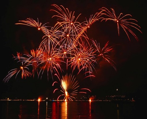 Cannes accende la notte: grande chiusura del Festival dei Fuochi d’Artificio con “La maturità in luce” Cannes accende la notte: grande chiusura del Festival dei Fuochi d’Artificio con “La maturità in luce”