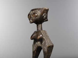 Lance-pierre représentant un personnage féminin à tête de chauve-souris © Valentin Clavairolles Lance-pierre représentant un personnage féminin à tête de chauve-souris © Valentin Clavairolles