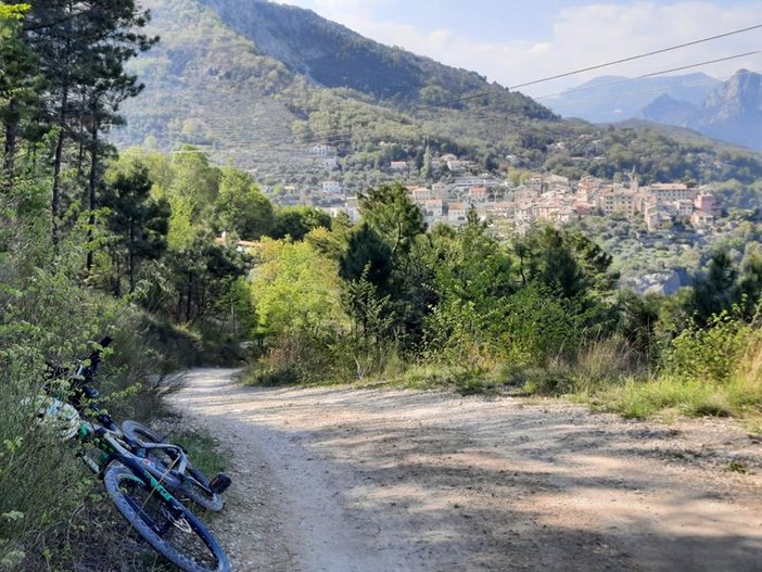 Sentieri intorno a Le Broc, fotografie di Danilo Radaelli Sentieri intorno a Le Broc, fotografie di Danilo Radaelli