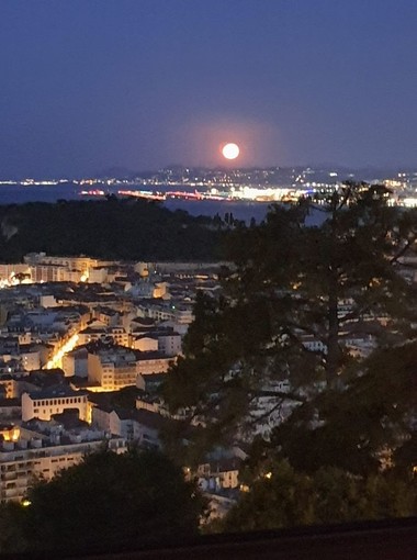 "Luna piena su Nizza", fotografia di Laurence Navalesi