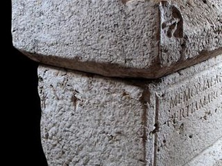 Sarcophage avec dédicace à Aelia Maria, IVe siècle, monastère de Saint-Pons. Crédit : Musée d’Archéologie / Ville de Nice Sarcophage avec dédicace à Aelia Maria, IVe siècle, monastère de Saint-Pons. Crédit : Musée d’Archéologie / Ville de Nice