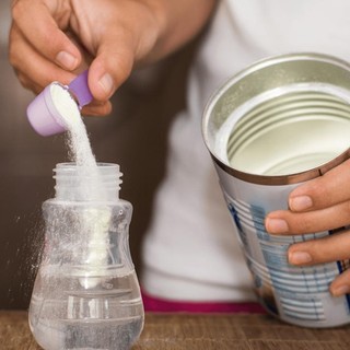 Allerta latte artificiale, la Costa Azzurra sotto osservazione: aumentano i richiami per rischio tossina