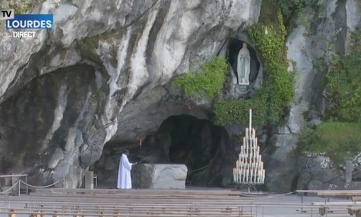 Lourdes, una funzione nel Santuario deserto (Twitter)