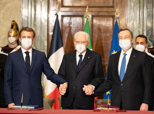 La stretta di mano tra i Presidenti Mattarella, Macron e Draghi dopo la firma del Trattat del Quirinale