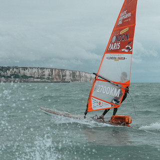 Merijn Tinga, attivista ambientale noto come “Plastic Soup Surfer. Foto: © Darcey Dinsdag