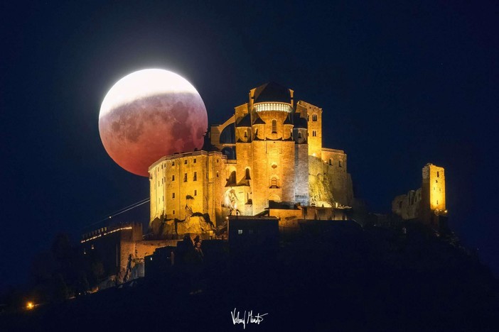 La luna sopra la Sacra di San Michele (Foto di Valerio Minato) La luna sopra la Sacra di San Michele (Foto di Valerio Minato)