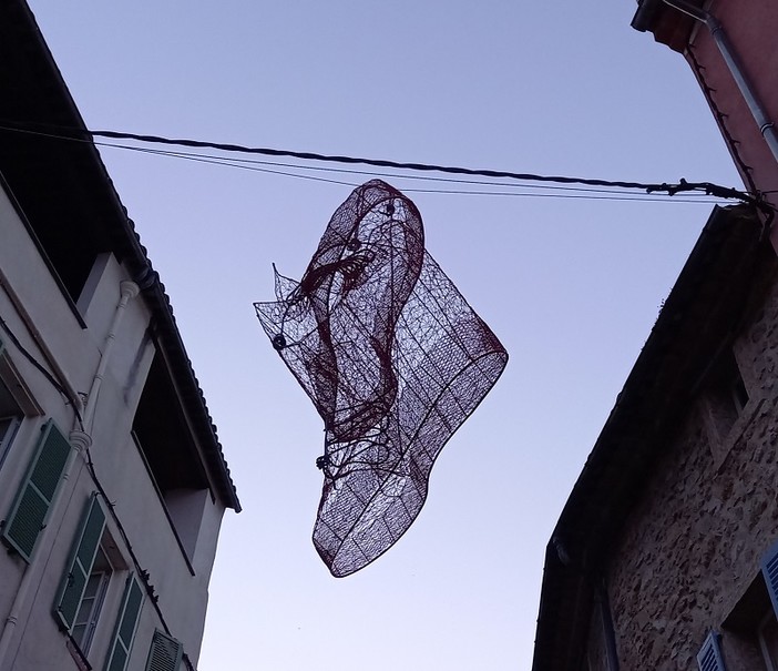 "Quando volano le scarpe...", fotografia di Cristina Lamberti "Quando volano le scarpe...", fotografia di Cristina Lamberti