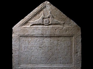 Détail de la stèle funéraire d’Epicadus Velox, Ier siècle, nécropole de la Voie romaine. Le fronton est décoré de deux capricornes affrontés autour d'un cercle. Crédit : Musée d’Archéologie / Ville de Nice Détail de la stèle funéraire d’Epicadus Velox, Ier siècle, nécropole de la Voie romaine. Le fronton est décoré de deux capricornes affrontés autour d'un cercle. Crédit : Musée d’Archéologie / Ville de Nice