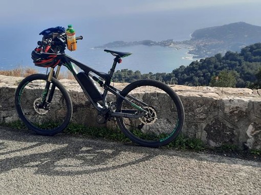 La Grande Corniche, fotografie di Danilo Radaelli La Grande Corniche, fotografie di Danilo Radaelli