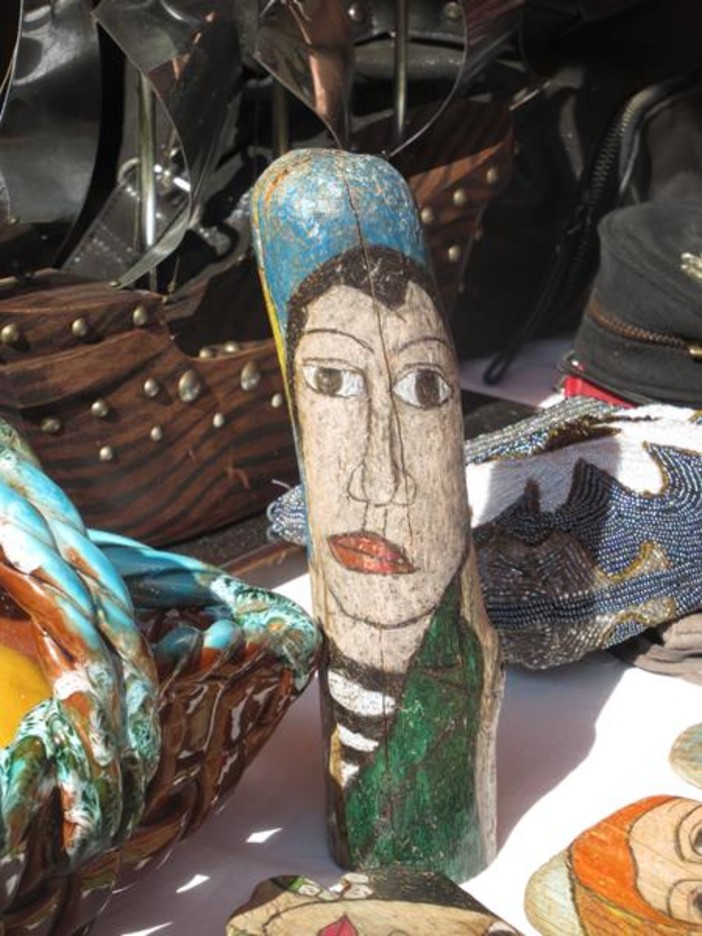 I lavori di Jean Pascal Galeotti esposti sulla bancarella di Catherine Annibali in Cours Saleya a Nizza