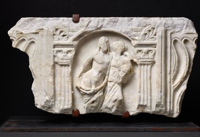 Fragment de sarcophage figurant une scène funéraire, IVe siècle, thermes du Nord de Cemenelum. Crédit : François Fernandez / Musée d’Archéologie / Ville de Nice Fragment de sarcophage figurant une scène funéraire, IVe siècle, thermes du Nord de Cemenelum. Crédit : François Fernandez / Musée d’Archéologie / Ville de Nice