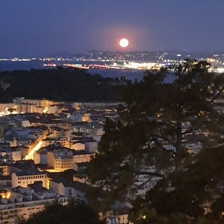 "Luna piena su Nizza", fotografia di Laurence Navalesi