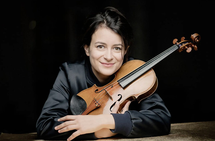 Liya Petrova, violinista, solista nel Concerto per violino n. 1 di Sergej Prokof’ev Liya Petrova, violinista, solista nel Concerto per violino n. 1 di Sergej Prokof’ev