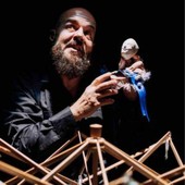 Stéphane Ramirez in scena con “Les 7 dernières balades de mémé Jeanine” ©Lavoir théâtre Stéphane Ramirez in scena con “Les 7 dernières balades de mémé Jeanine” ©Lavoir théâtre