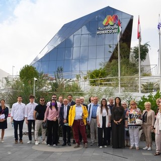 La delegazione di Polofoodwine a Expo Dubai, davanti al padiglione del Principato di Monaco