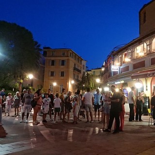 "In fila per il gelato". Fotografia di Luciano Tomasi