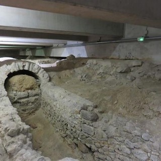 La crypte in Place Jacques Toja a Nizza