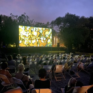 Nizza si trasforma in un grande cinema sotto le stelle: oltre 20 film gratuiti nei quartieri e al porto