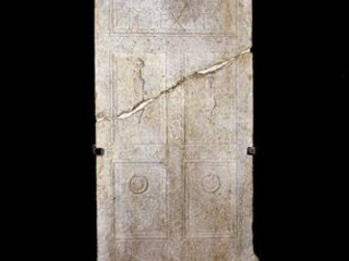 Stèle funéraire d’Epicadus Velox, en forme de porte de tombeau, Ier siècle, nécropole de la Voie romaine. Crédit : Musée d’Archéologie/ Ville de Nice Stèle funéraire d’Epicadus Velox, en forme de porte de tombeau, Ier siècle, nécropole de la Voie romaine. Crédit : Musée d’Archéologie/ Ville de Nice