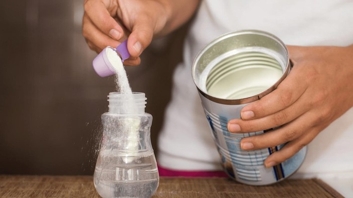 Allerta latte artificiale, la Costa Azzurra sotto osservazione: aumentano i richiami per rischio tossina