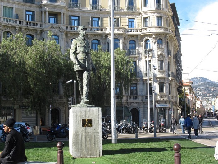 La statua al Generale De Gaulle a Nizza La statua al Generale De Gaulle a Nizza