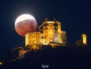 La  luna sopra la Sacra di San Michele (Foto di Valerio Minato)