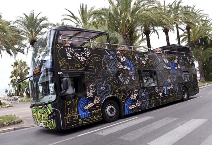 Le bus à impériale noir du réseau des transports publics cannois Palm Bus 1 (c) Gilles TRAVERSO