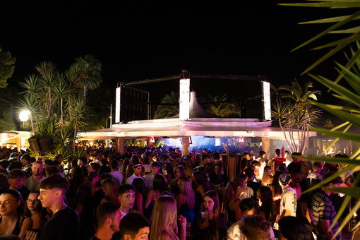 Settimana di fuoco a Le Vele di Alassio: Musica, emozioni e ospiti internazionali! Settimana di fuoco a Le Vele di Alassio: Musica, emozioni e ospiti internazionali!