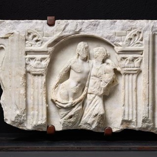 Fragment de sarcophage figurant une scène funéraire, IVe siècle, thermes du Nord de Cemenelum. Crédit : François Fernandez / Musée d’Archéologie / Ville de Nice