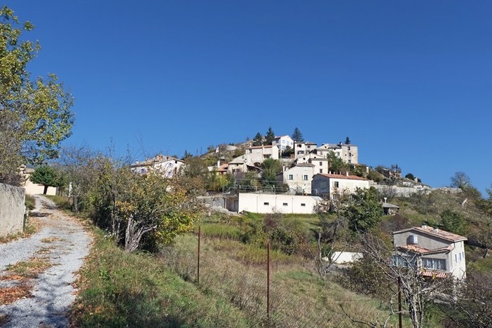 Les Mujouls, il paese meno popolato del Dipartimento delle Alpi Mareittime Les Mujouls, il paese meno popolato del Dipartimento delle Alpi Mareittime