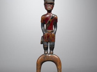 Lance-pierre de style « colon », représentant un policier en uniforme ©Valentin Clavairolles Lance-pierre de style « colon », représentant un policier en uniforme ©Valentin Clavairolles