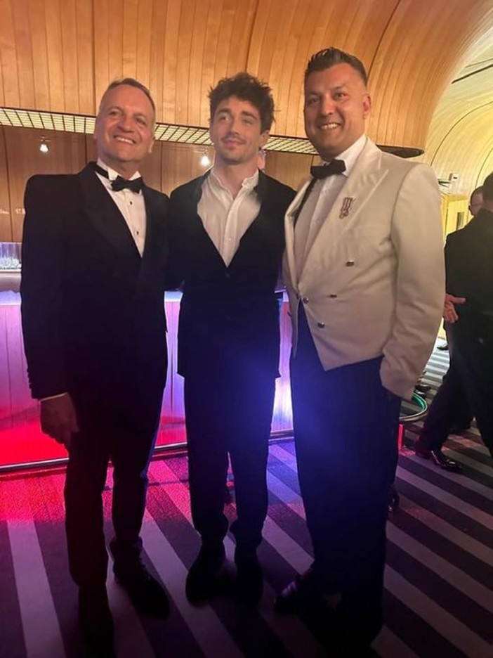 Charles Leclerc tra il sindaco di Monaco Marsan ed il presidente del Conseil National Brezzo (Foto: Mairie de Monaco) Charles Leclerc tra il sindaco di Monaco Marsan ed il presidente del Conseil National Brezzo (Foto: Mairie de Monaco)