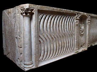 Sarcophage décoré de strigiles, IVe siècle, monastère de Saint-Pons. Crédit : Musée d’Archéologie / Ville de Nice Sarcophage décoré de strigiles, IVe siècle, monastère de Saint-Pons. Crédit : Musée d’Archéologie / Ville de Nice