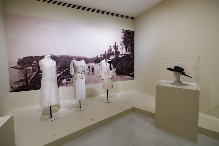 Les Années folles de Coco Chanel: il Nouveau Musée National di Monaco celebra l’icona della moda anni ’20 Les Années folles de Coco Chanel: il Nouveau Musée National di Monaco celebra l’icona della moda anni ’20