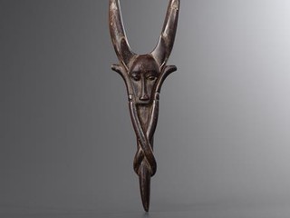 Lance-pierre représentant un masque de buffle © Valentin Clavairolles Lance-pierre représentant un masque de buffle © Valentin Clavairolles