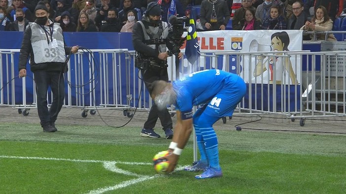 Lione - Marsiglia, il momento nel quale Payet viene colpito da una bottiglietta (Twitter)