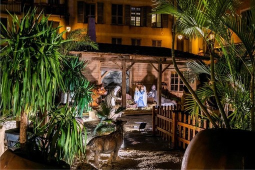 “Lou Presepi” illumina il Natale a Nizza: la magia del presepe vivente torna in Place Rossetti “Lou Presepi” illumina il Natale a Nizza: la magia del presepe vivente torna in Place Rossetti