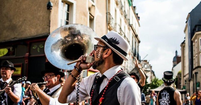 Antibes accende la stagione: bande in festa per un weekend tra musica e parate
