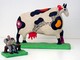 Niki de Saint Phalle, Vache et homme lisant son journal, collection MAMAC, Nice © Niki Charitable Art Foundation / Adagp, Paris, 2025 Niki de Saint Phalle, Vache et homme lisant son journal, collection MAMAC, Nice © Niki Charitable Art Foundation / Adagp, Paris, 2025