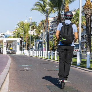 Monopattini elettrici, scattato l’obbligo del casco a Nizza: multe da 35 euro per i trasgressori