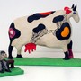Niki de Saint Phalle, Vache et homme lisant son journal, collection MAMAC, Nice © Niki Charitable Art Foundation / Adagp, Paris, 2025 Niki de Saint Phalle, Vache et homme lisant son journal, collection MAMAC, Nice © Niki Charitable Art Foundation / Adagp, Paris, 2025