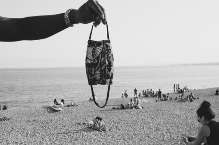 Mascherina in spiaggia, interpretazione fotografica di Silvia Assin