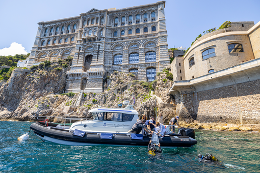 Il battello davanti al Museo Oceanografico Il battello davanti al Museo Oceanografico
