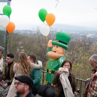 Mougins celebra l’Irlanda: il “Printemps Irlandais” accende il villaggio tra musica, street food e tradizioni celtiche