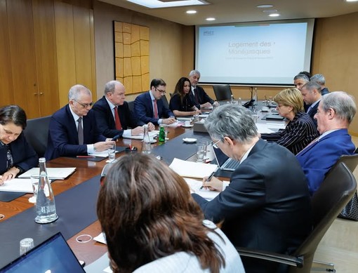 La riunione del piano abitativo alla presenza del Principe Alberto La riunione del piano abitativo alla presenza del Principe Alberto