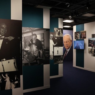 Nella mostra “Le Prince bâtisseur. Une ambition pour Monaco” la vita di Ranieri III, il principe che cambiò il volto al Principato