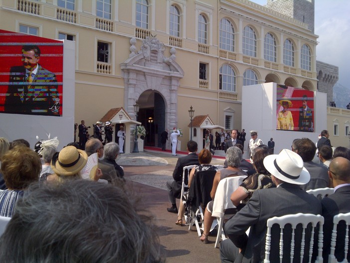 Naomi Campbell in verde acqua con cappellino in tinta sta entrando nella Corte d'Onore del Palazzo Naomi Campbell in verde acqua con cappellino in tinta sta entrando nella Corte d'Onore del Palazzo