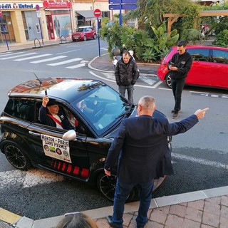 Da menton a Paris in auto senza permesso (Facebook e Instagram)